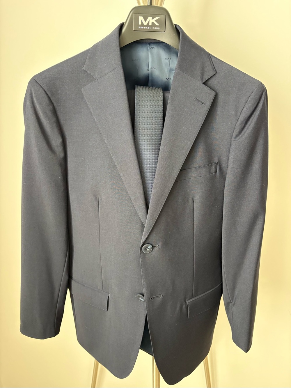 Michael Kors Menâs Navy Wool Blend 2-Piece Suit 36S / 30W + Tie